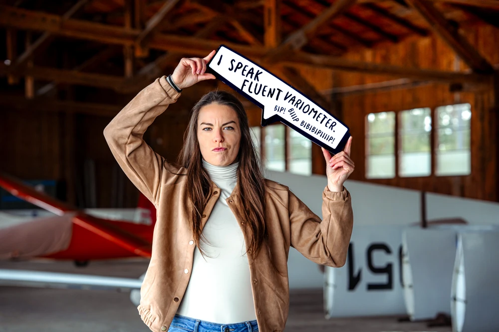 Sesja zdjęciowa High-Flyer — kobieta z dymkiem tekstowym w hangarze