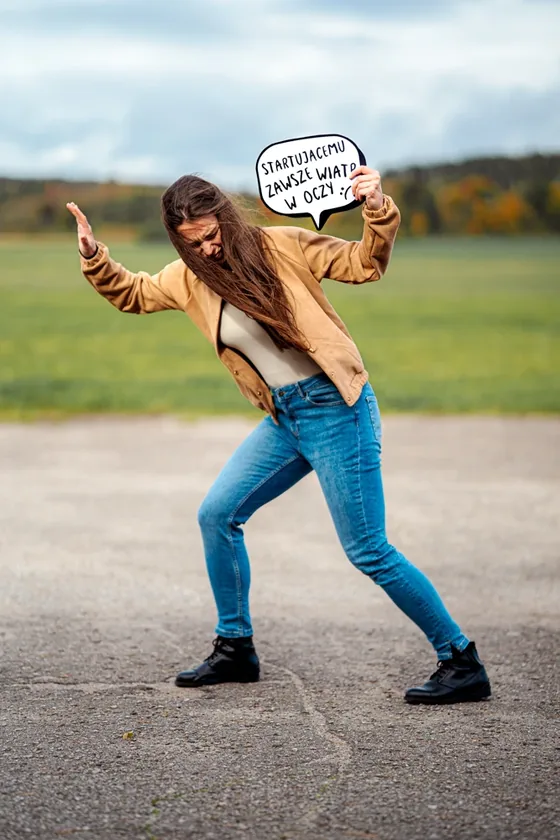 Sesja zdjęciowa High-Flyer — kobieta z dymkiem tekstowym na tle pola