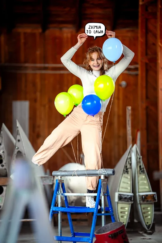Sesja zdjęciowa High-Flyer — kobieta z balonami i dymkiem tekstowym w hangarze