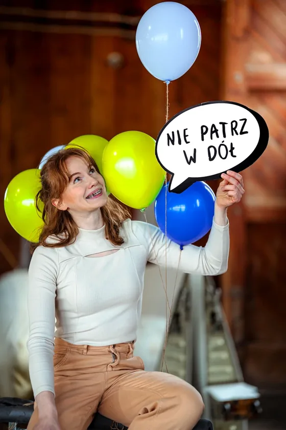 Sesja zdjęciowa High-Flyer — kobieta z balonami trzymająca dymek tekstowy
