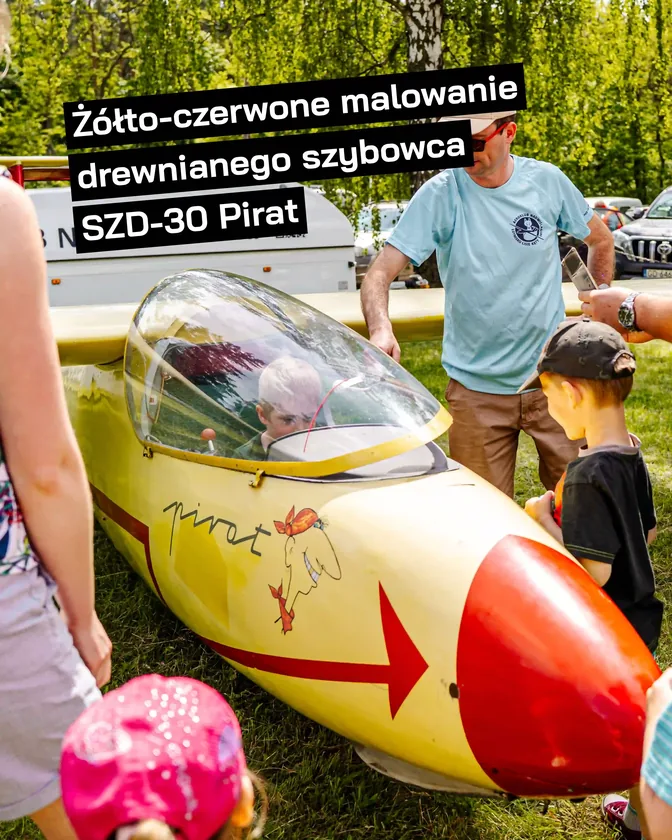 Żółto-czerwone malowanie drewnianego szybowca SZD-30 Pirat