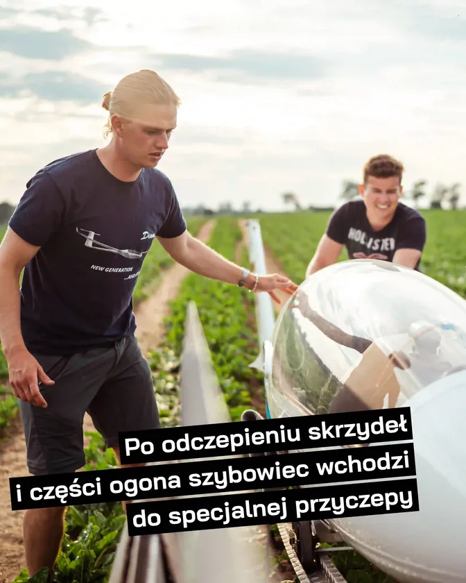 Po odczepieniu skrzydeł i części ogona szybowiec wchodzi do specjalnej przyczepy